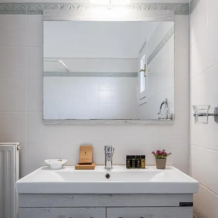 To Spiti Mas Daire Tínos